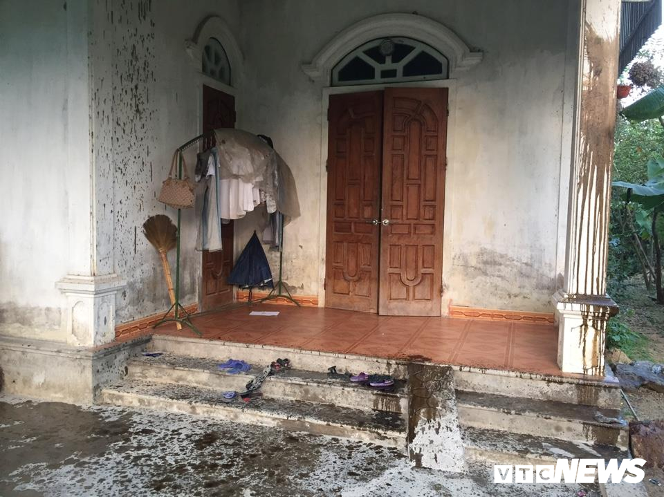 Một nhà dân ở xã Hưng Tây, huyện Hưng Nguyên bị ném 