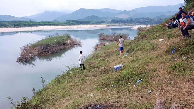 Người dân thôn Đông An ra sông tìm kiếm tung tích chị N. được cho là mất tích từ ngày 31/1