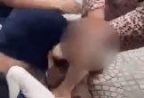 Clip: Cô gái bị đánh ghen dã man, 1 người đàn ông ra sức che chắn bảo vệ