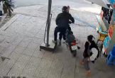 Clip cô gái bị dàn cảnh để cướp xe máy khiến dân mạng phẫn nộ