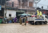 Công an huyện Kỳ Sơn giúp dân khắc phục hậu quả sau lũ quét