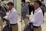 Clip ông bố Việt Nam khóc nức nở khi tiễn con gái đi lấy chồng ở sân bay viral khắp MXH Trung Quốc, xem xong ai cũng phải bật khóc