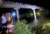 Đội đèn lội sông trong đêm tìm kiếm 3 học sinh ra sông chơi nhưng không thấy về nhà