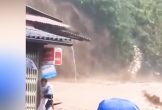 Video: Nước mưa chảy như thác đổ xuống đường ở Sa Pa