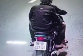 CLIP: Hai tên trộm liều lĩnh trộm xe máy ngay sát trụ sở công an phường