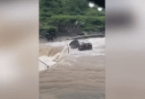 Ô tô bị nước lũ cuốn trôi khi băng qua đường ngập nước