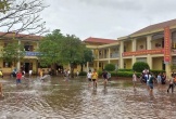 Hơn 300 trường tại Nghệ An cho học sinh nghỉ do mưa ngập sâu