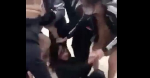 Xôn xao clip nhóm nữ sinh ở Nghệ An đánh bạn nghi liên quan đến tình 