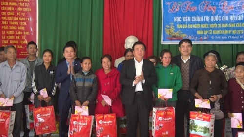 Đồng chí Nguyễn Xuân Thắng tặng quà cho người dân tại huyện Kỳ Sơn, Hà Tĩnh.