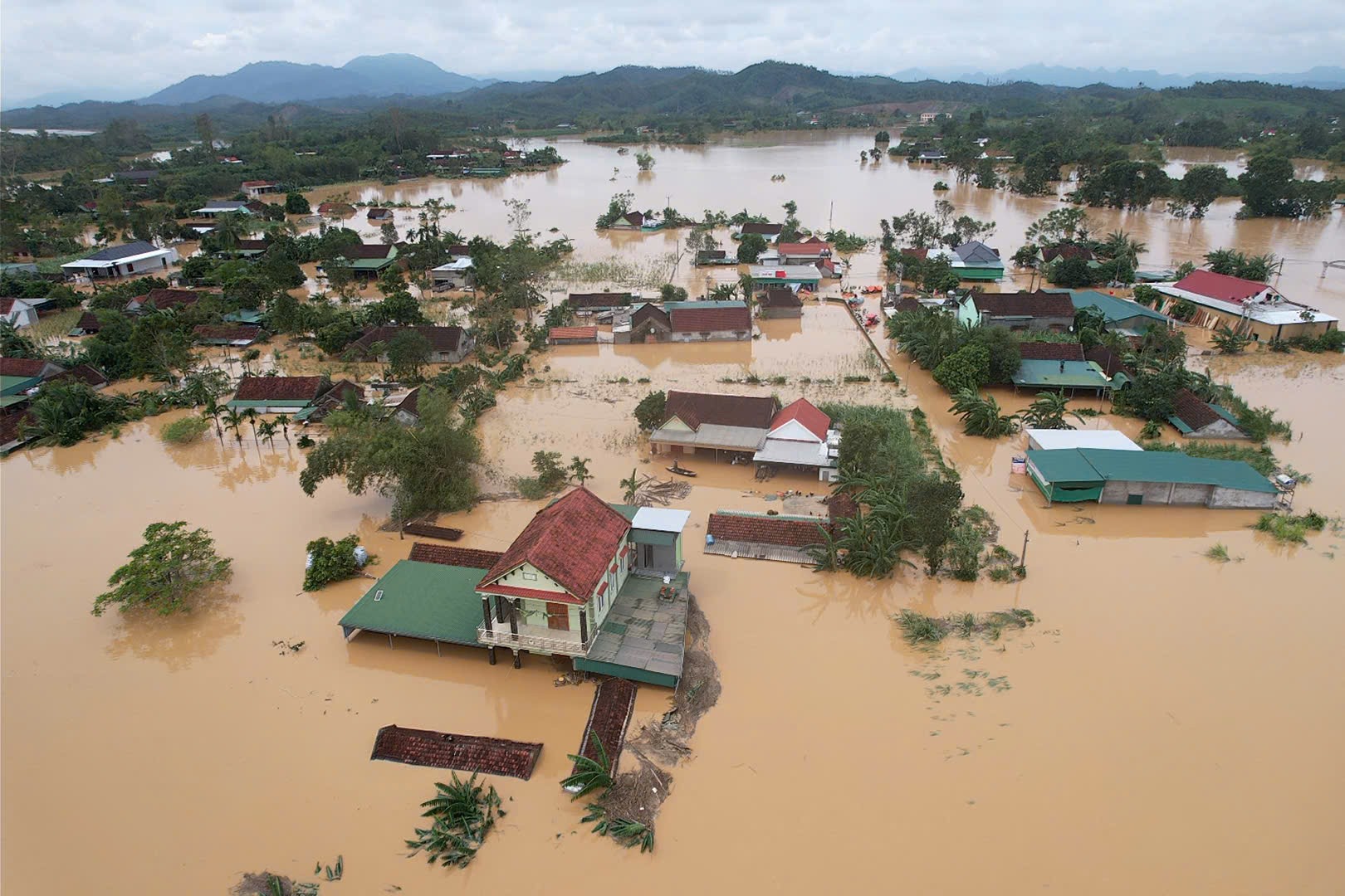 Nghệ An: Lũ đổ về nhanh, 21 thôn ngập sâu, hơn 20.000 nhân khẩu bị cô lập