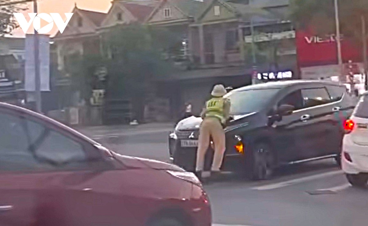 Thiếu tá CSGT bị xe ô tô đâm trực diện khi đang điều tiết giao thông tại Nghệ An