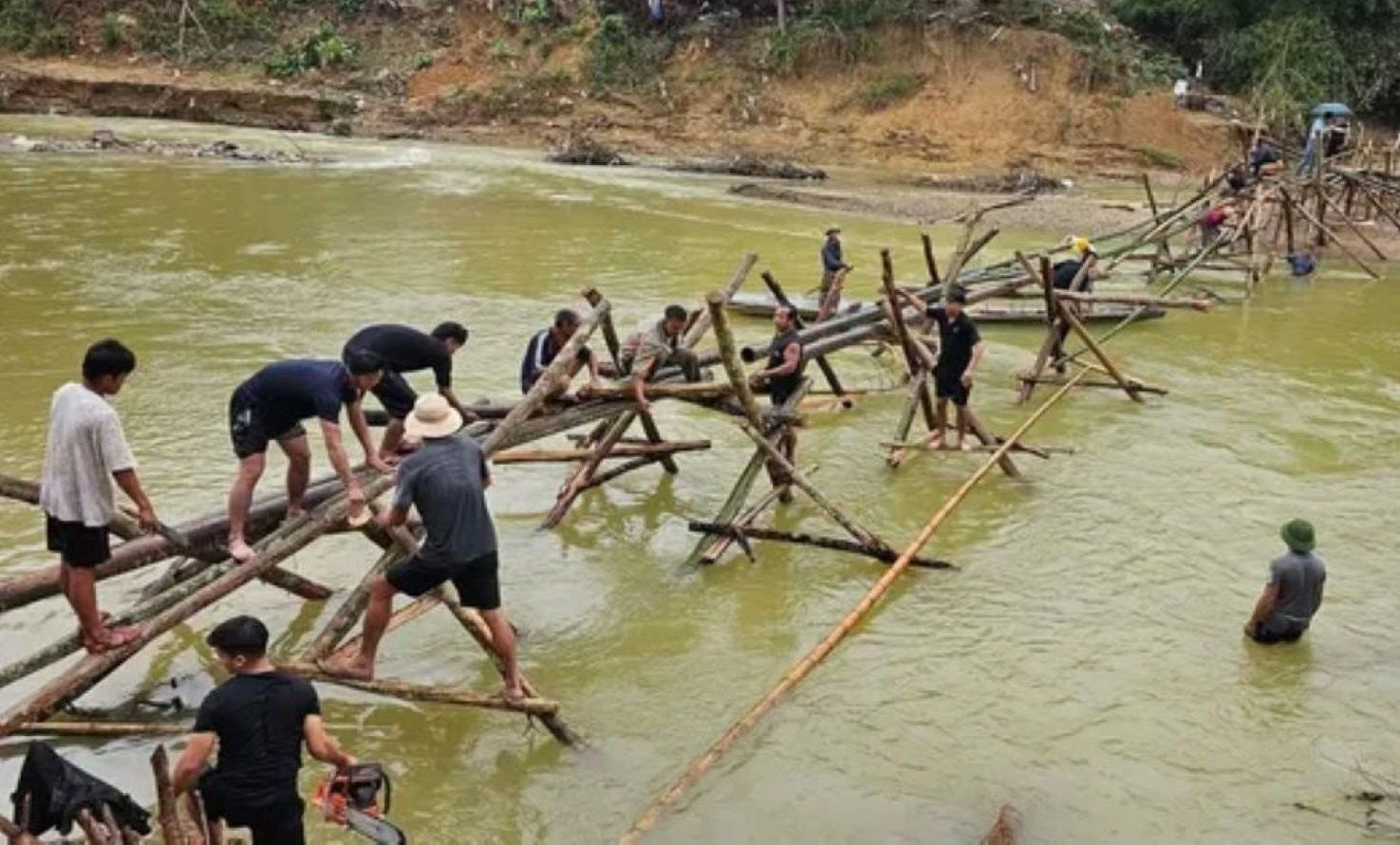 Nghệ An: Huy động lực lượng dựng cầu tạm bằng tre vượt khe Huồi Nguyên