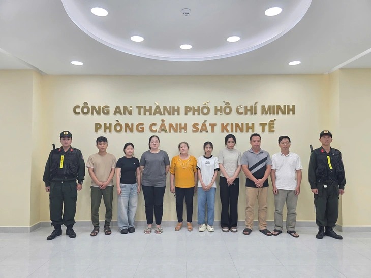 Đường dây sản xuất gần 20.000 chai nước hoa giả thương hiệu nổi tiếng