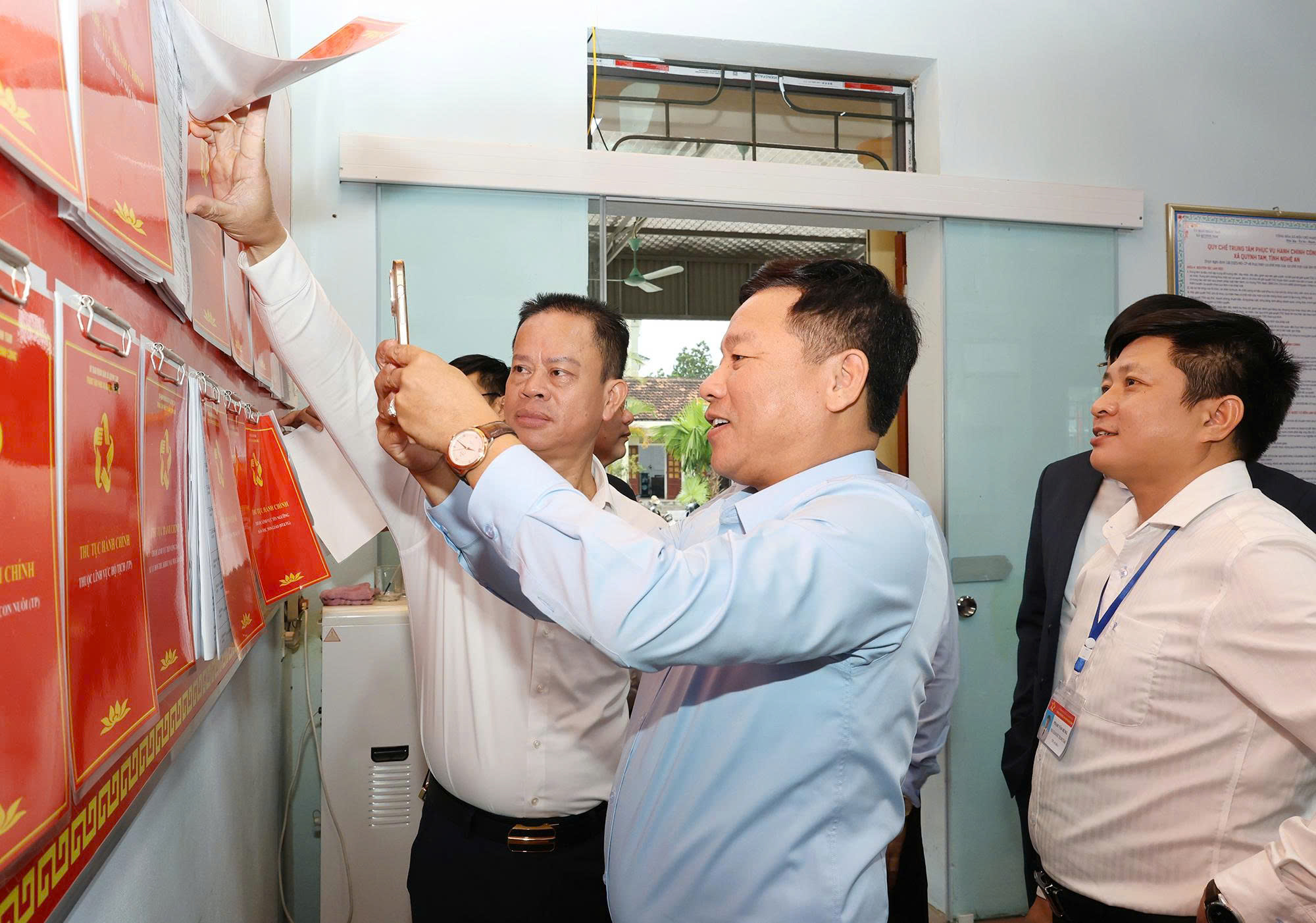 Phó Chủ tịch UBND tỉnh Hoàng Phú Hiền kiểm tra việc vận hành chính quyền địa phương 02 cấp tại các xã, phường 28