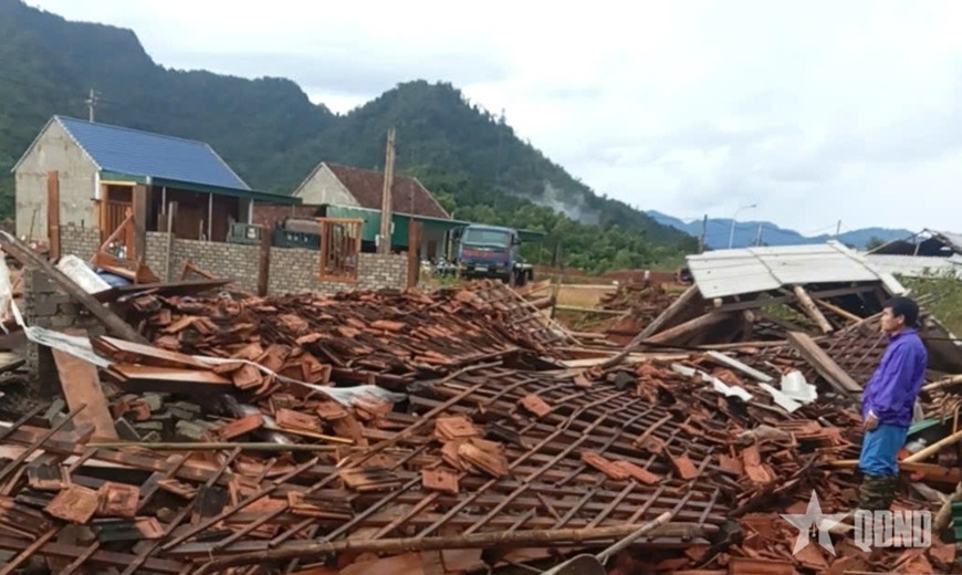Nghệ An: Dông lốc làm đổ sập hai ngôi nhà kiên cố ở xã biên giới, nhiều nhà bị tốc mái