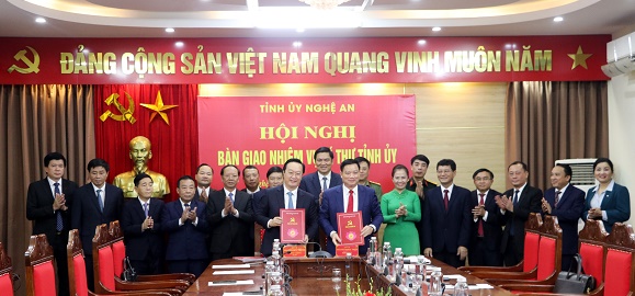 Hội nghị bàn giao nhiệm vụ Bí thư Tỉnh ủy Nghệ An