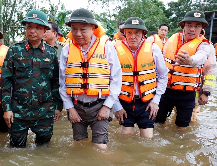 Tổng Bí thư Tô Lâm thăm, tặng quà người dân bị ảnh hưởng do mưa lũ tại Huế