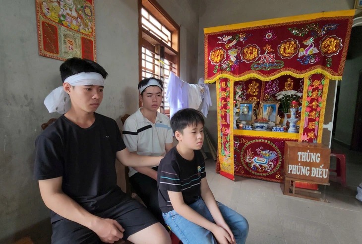 Tin đồn thất thiệt vỡ đập lúc lũ lên, cả nhà tháo chạy, 3 đứa trẻ thành mồ côi cha mẹ