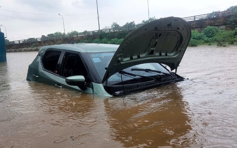 Ô tô ngập lũ tiền sửa chữa bằng 90% giá trị xe: Không bảo hiểm gần như mất trắng tài sản
