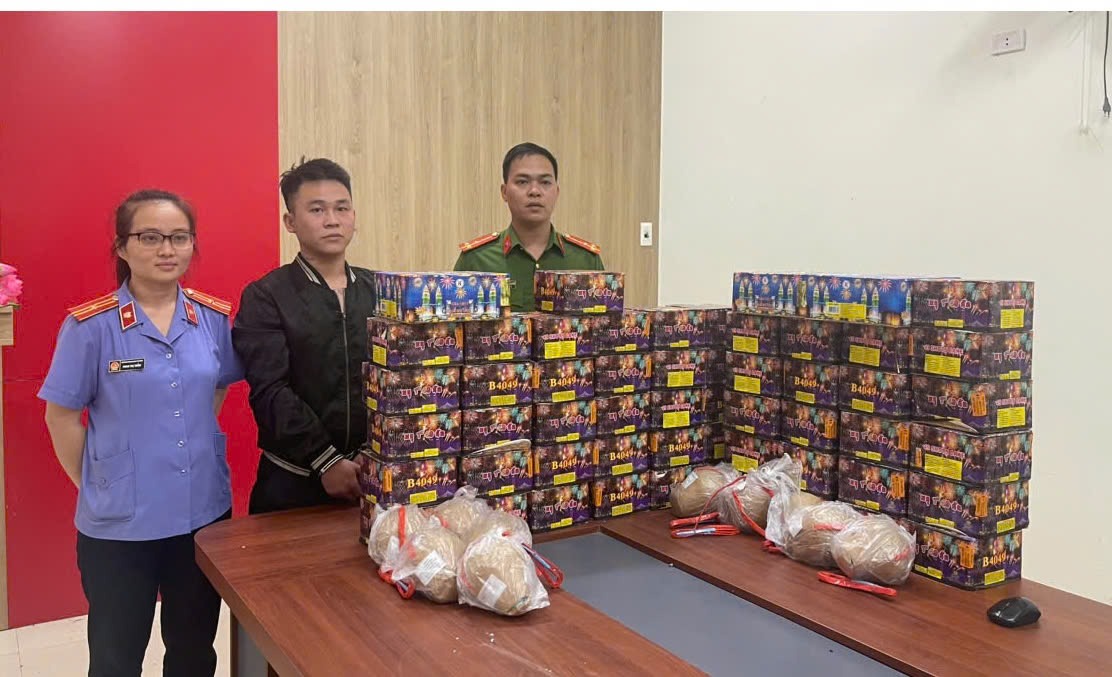 Bắt giữ đối tượng buôn bán hơn 01 tạ pháo nổ