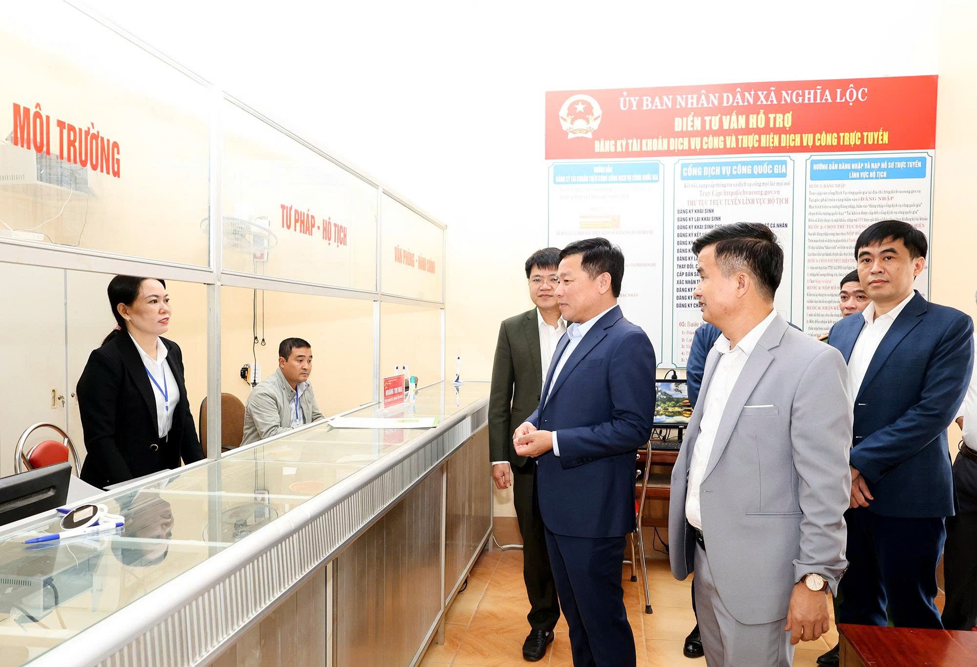 Phó Chủ tịch UBND tỉnh Hoàng Phú Hiền kiểm tra việc vận hành chính quyền địa phương 02 cấp tại các xã