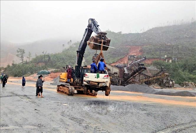 Hà Tĩnh cấm lưu thông trên tuyến đường ven biển do sạt lở nghiêm trọng