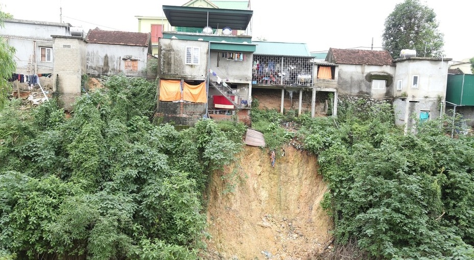Nghệ An: Nhiều hộ dân canh cánh nỗi lo mất nhà, mất đường vì sạt lở