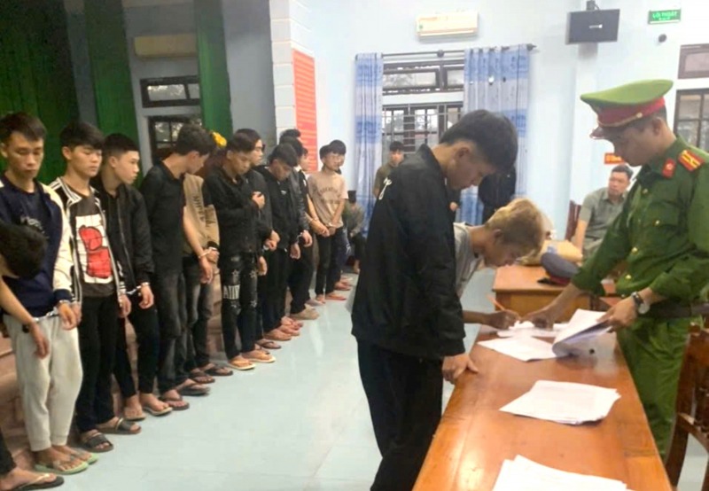 Mang hung khí đi gây rối trong đêm, 32 đối tượng bị khởi tố