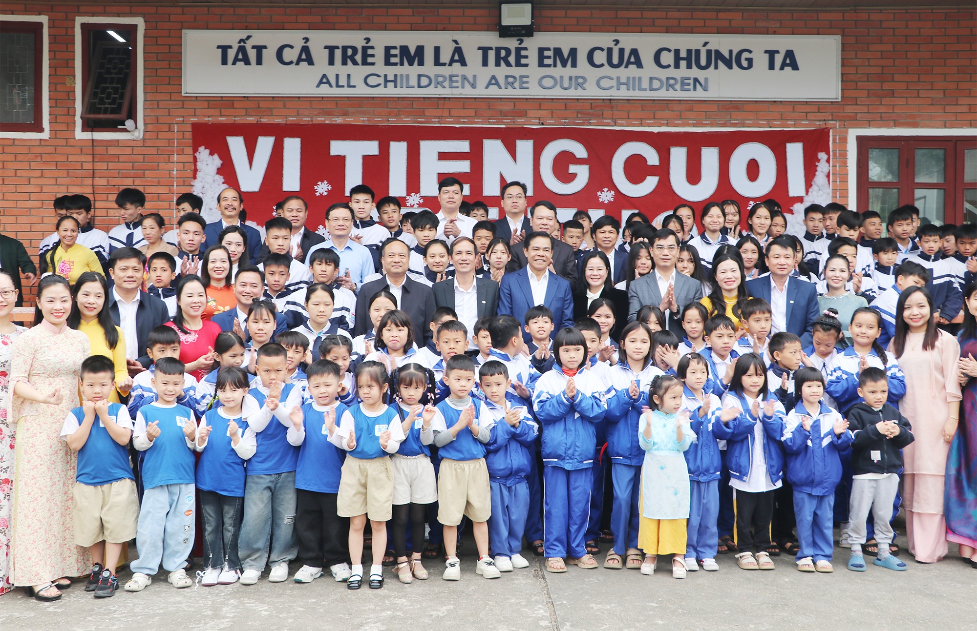 Chủ tịch UBND tỉnh Võ Trọng Hải thăm, tặng quà Làng trẻ em SOS Vinh và Trung tâm Điều dưỡng Thương binh