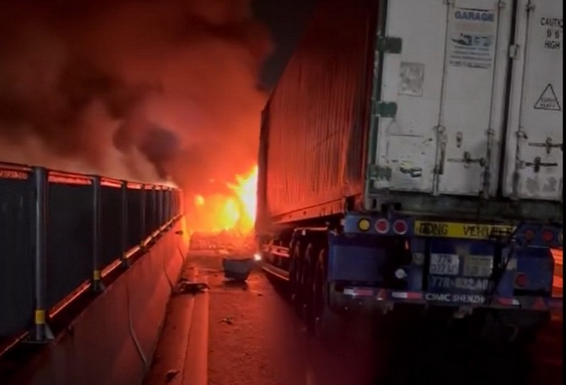 3 ô tô tải cháy liên hoàn trên đường cao tốc Vân Phong - Nha Trang