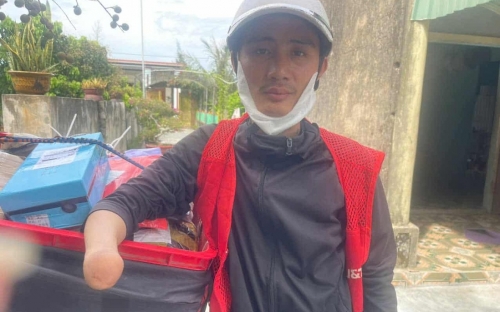 Hoàn cảnh khó khăn của nam shipper chỉ có một tay, nuôi vợ khờ, con nhỏ