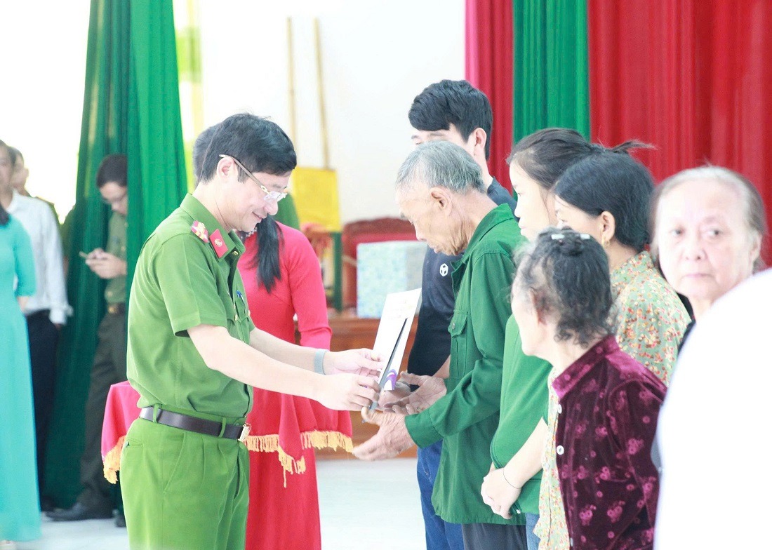 Đại tá Trần Ngọc Tuấn chung vui Ngày hội Toàn dân bảo vệ an ninh Tổ quốc tại xã Quỳ Hợp