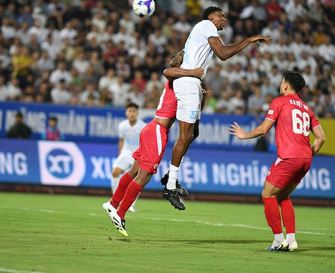 Trung vệ 'săn Tây' nổi tiếng V.League choáng vì chiều cao 2 mét của Kyle Hudlin