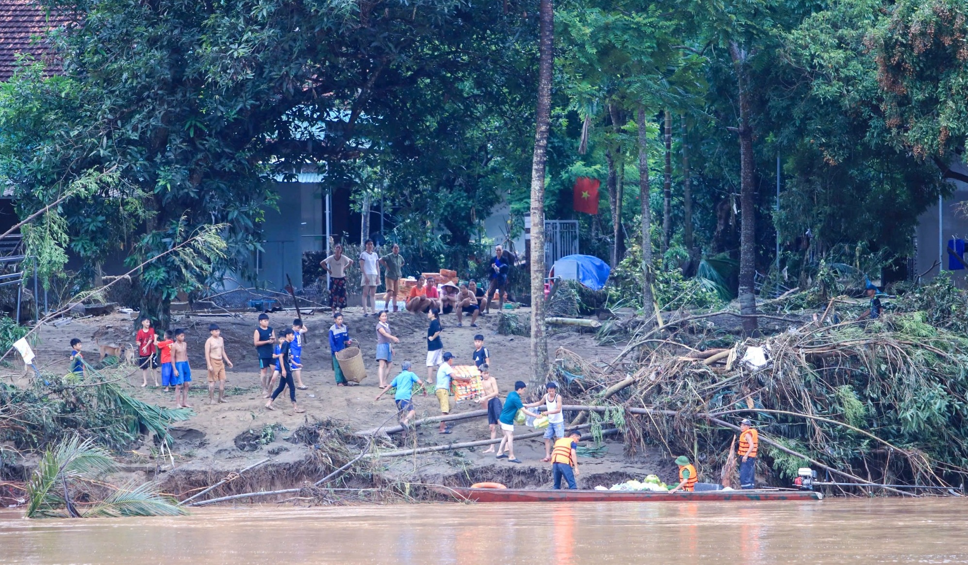 Cầu treo bị lũ cuốn trôi, xã vùng cao Nghệ An kiến nghị lập bến đò phục vụ dân