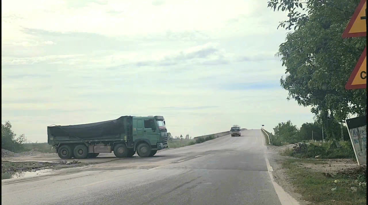 Nghệ An: Khúc cua dưới chân cầu vượt cao tốc tiềm ẩn nhiều mối nguy