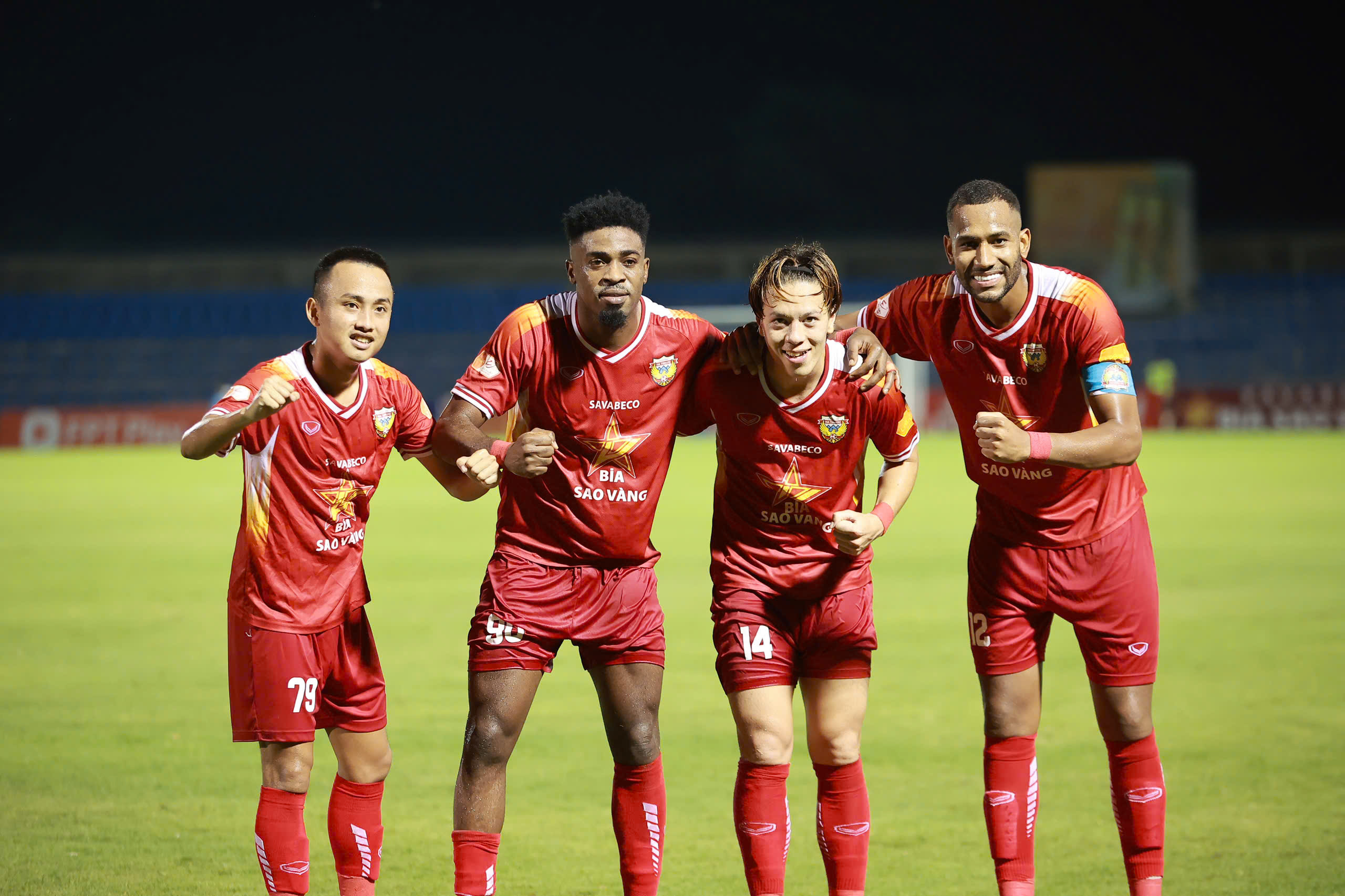 Lê Viktor tỏa sáng, Hà Tĩnh bị thẻ đỏ vẫn ‘bắt’ SLNA chia điểm: 2 bàn thắng giống hệt nhau