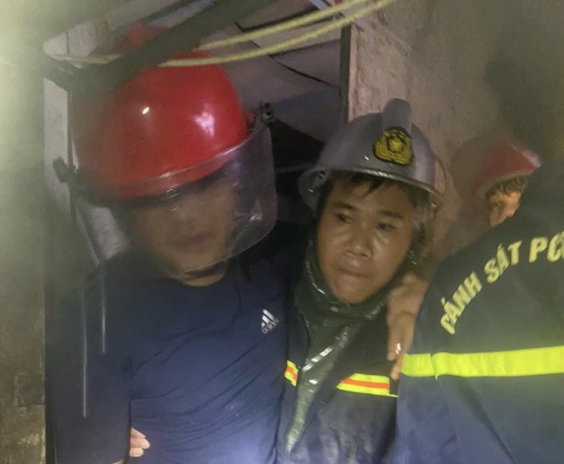 Công an Nghệ An xuyên đêm cứu nhiều người dân gặp nạn trong cơn bão số 10