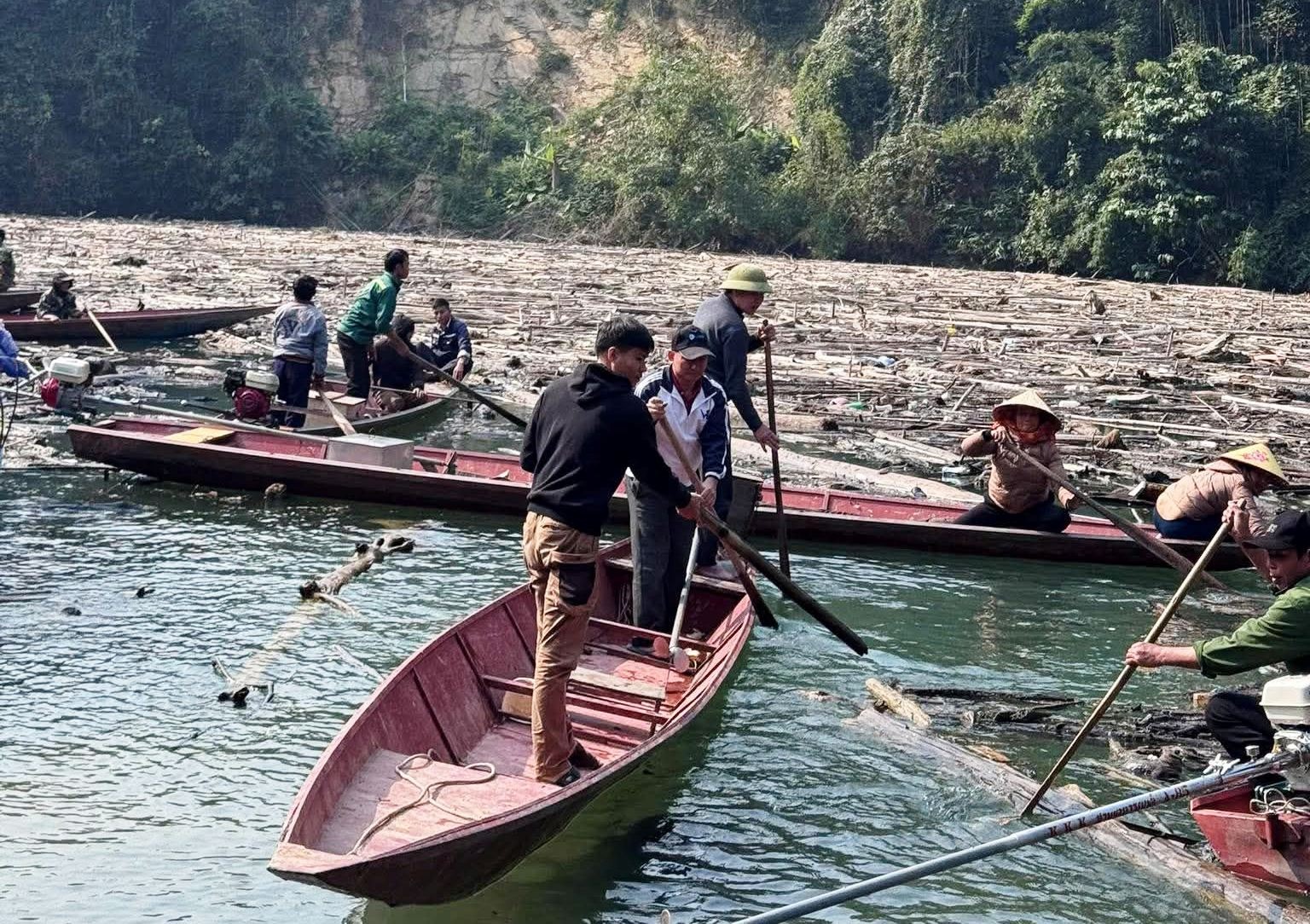 Lòng hồ Bản Vẽ ngập rác, học sinh nhiều bản chật vật đường đến trường