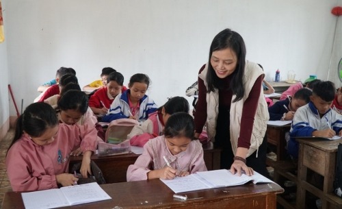 Lớp học tình thương bên sông Lam: Cựu giáo chức thắp sáng niềm tin cho trò nghèo