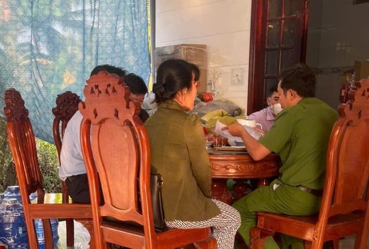 Uống rượu ngâm dây mỏ quạ tại nhà, 2 người chết, 3 người nhập viện cấp cứu