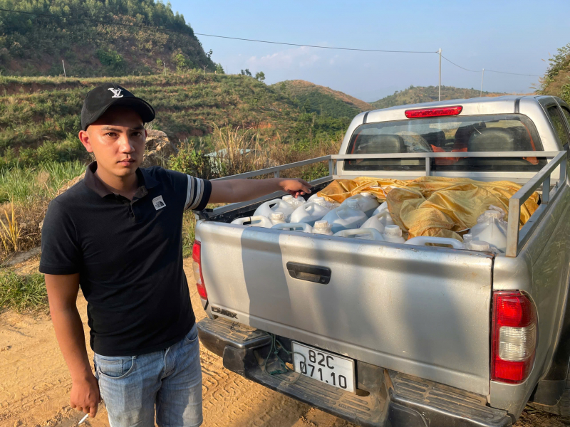 Bắt vụ nghi vận chuyển khoảng 900 lít xăng qua biên giới