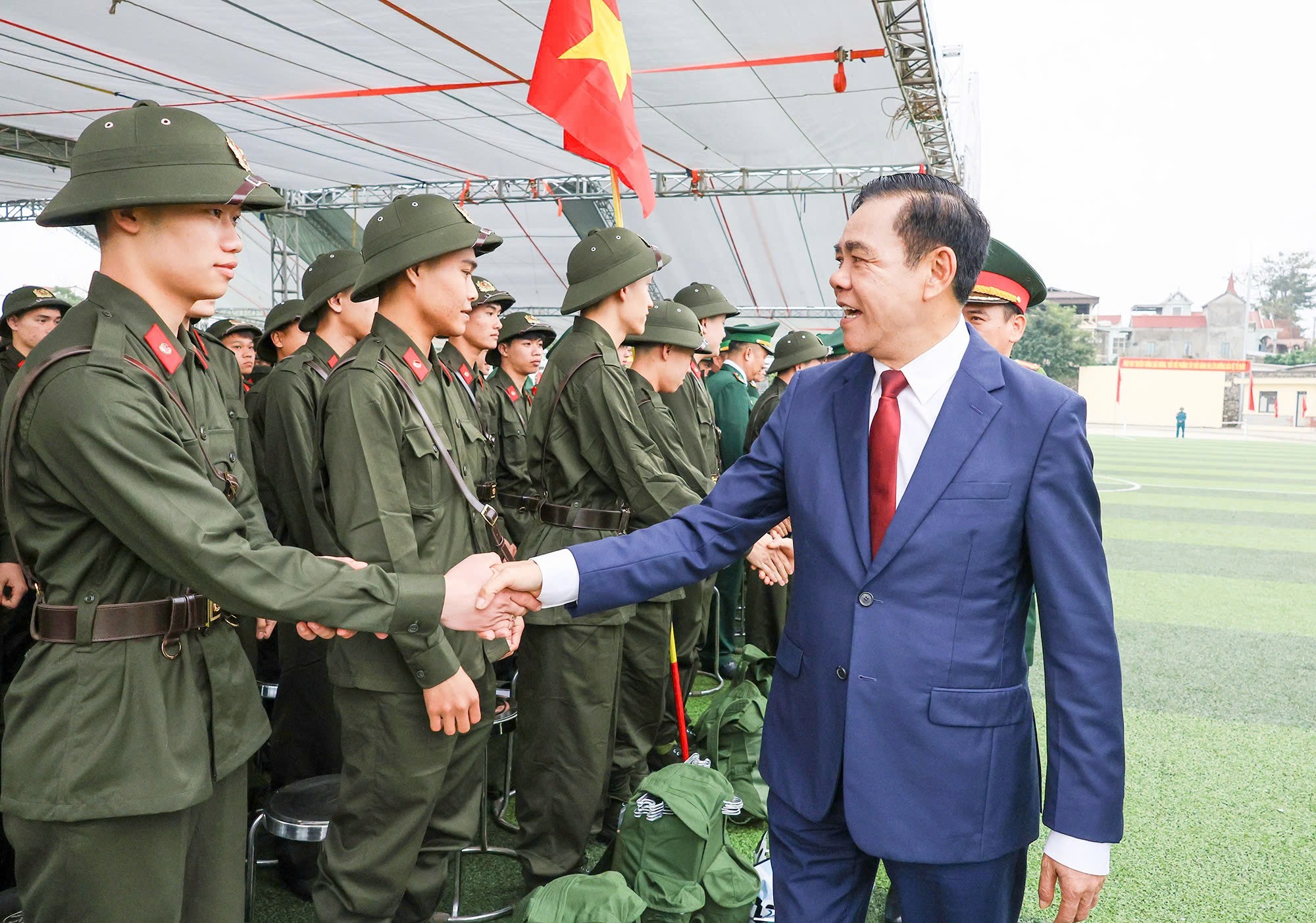 Chủ tịch UBND tỉnh Võ Trọng Hải dự, tặng hoa chúc mừng và động viên các tân binh lên đường nhập ngũ