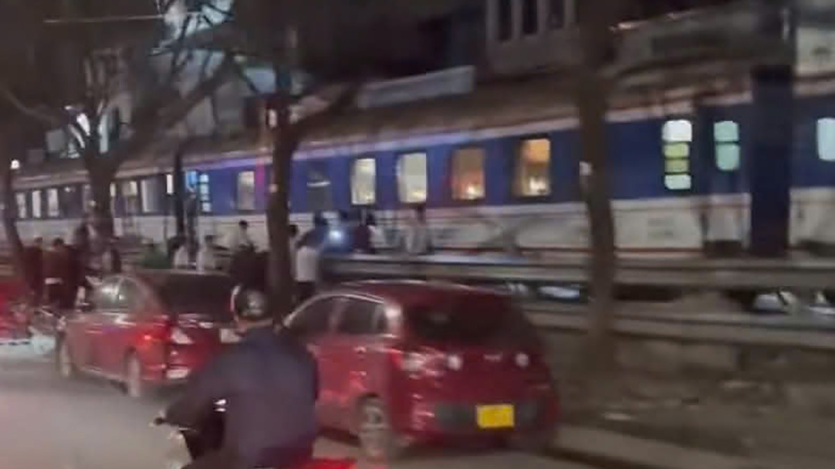 Người đàn ông đi xe máy tử vong do va chạm với tàu hỏa SE19 tại Hà Nội