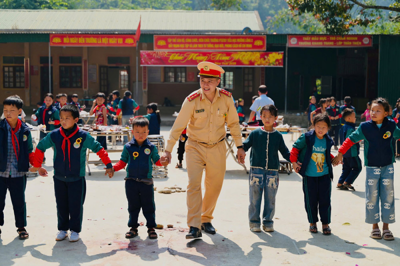 CSGT Công an Nghệ An mang bài học giao thông đến trẻ em vùng cao