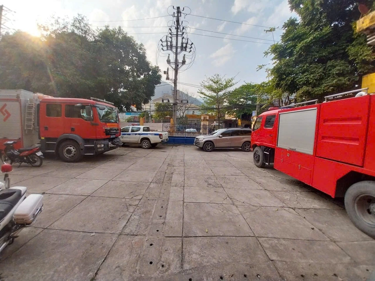 Khởi tố tài xế cầm hồ sơ vi phạm giao thông rồi 'cố thủ' trong xe Mercedes