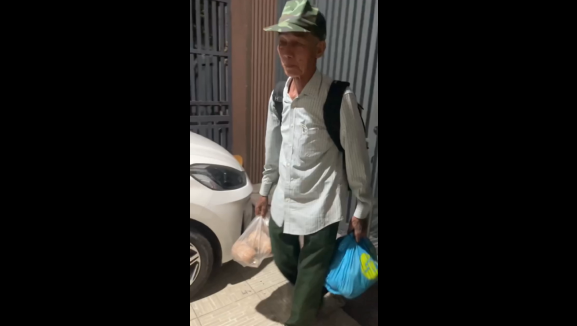 Ba lô đầy rau, trứng của người cha 70 tuổi thăm con gái lấy chồng xa
