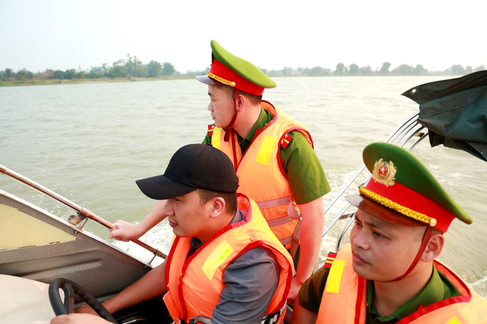 Đấu tranh với nạn “cát tặc” ở khu vực giáp ranh trên sông Lam
