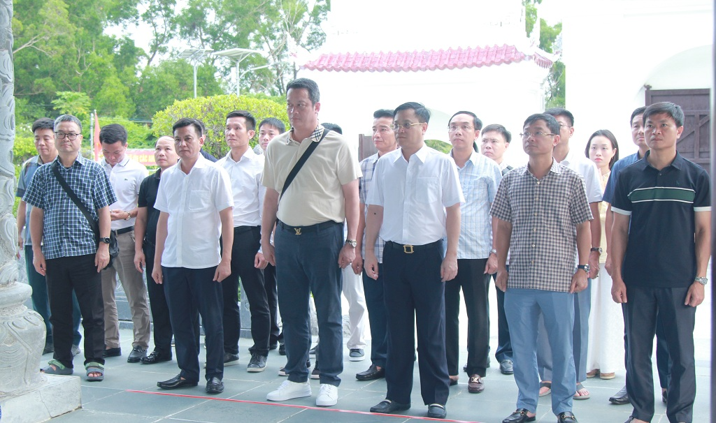Công an tỉnh Nghệ An dâng hoa, dâng hương tưởng niệm Anh hùng liệt sĩ tại Nghĩa trang Hàng Dương