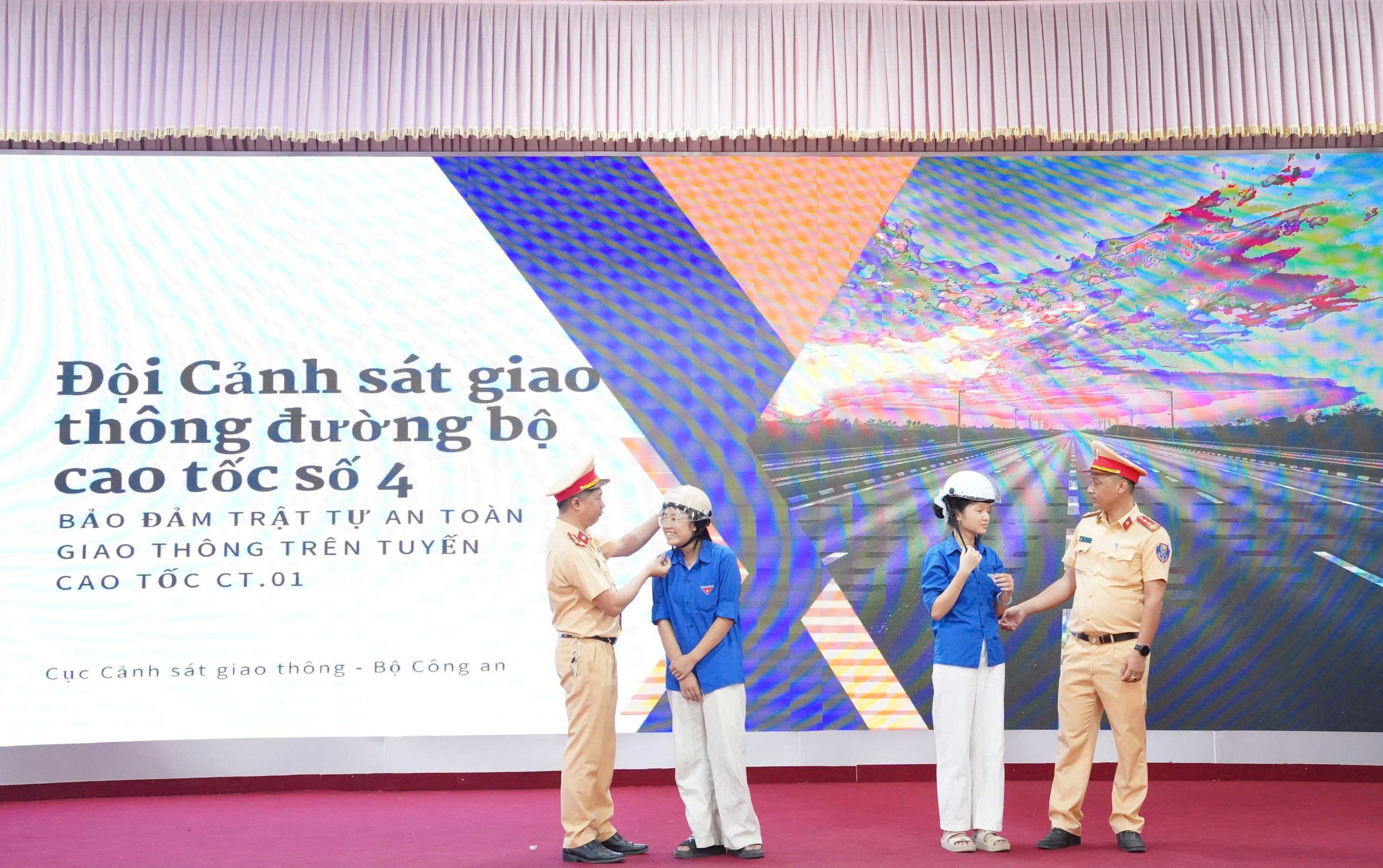 Đội Cảnh sát giao thông đường bộ cao tốc số 4 tuyên truyền an toàn giao thông tại Nghệ An