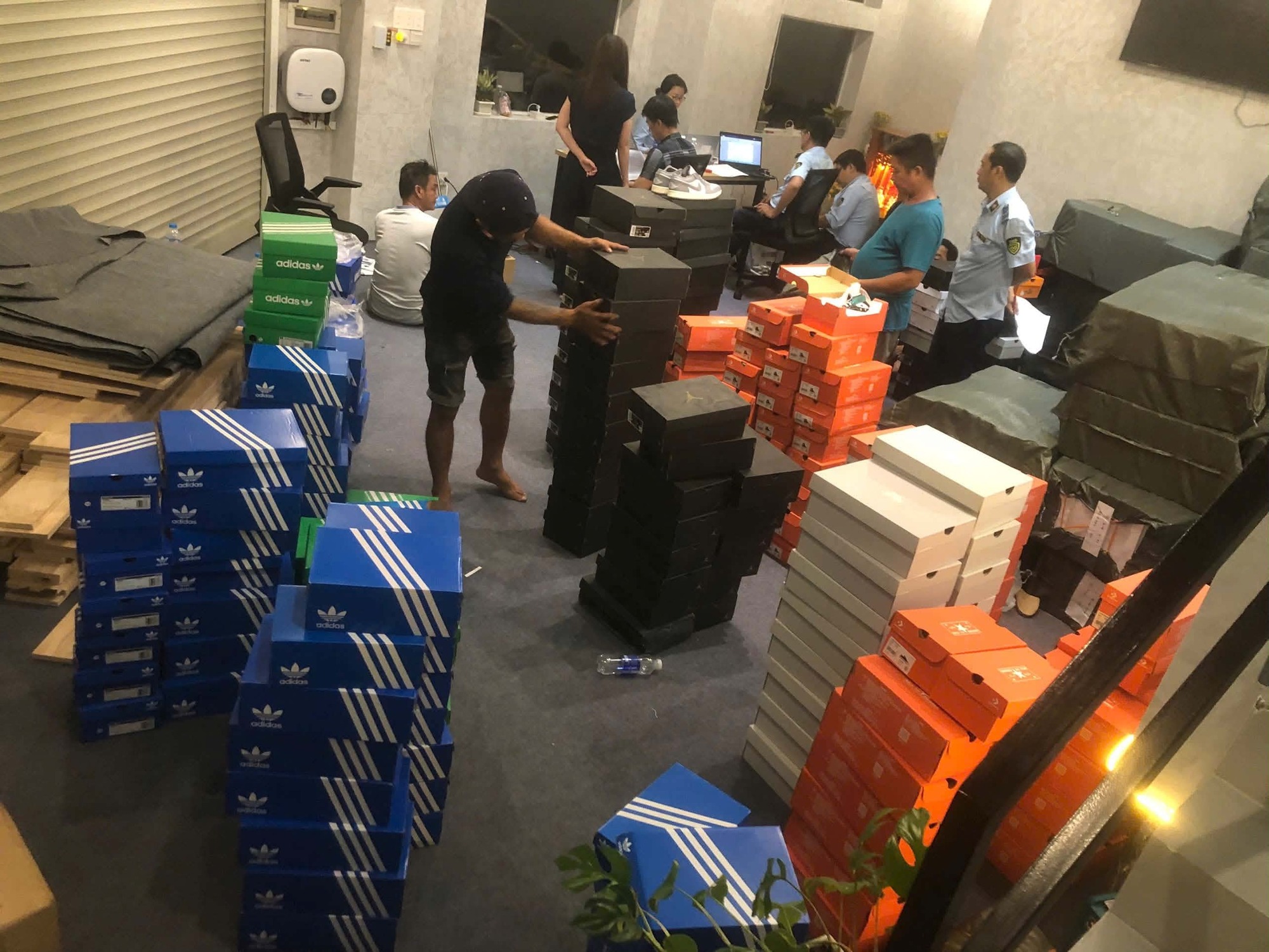 Ông chủ shop